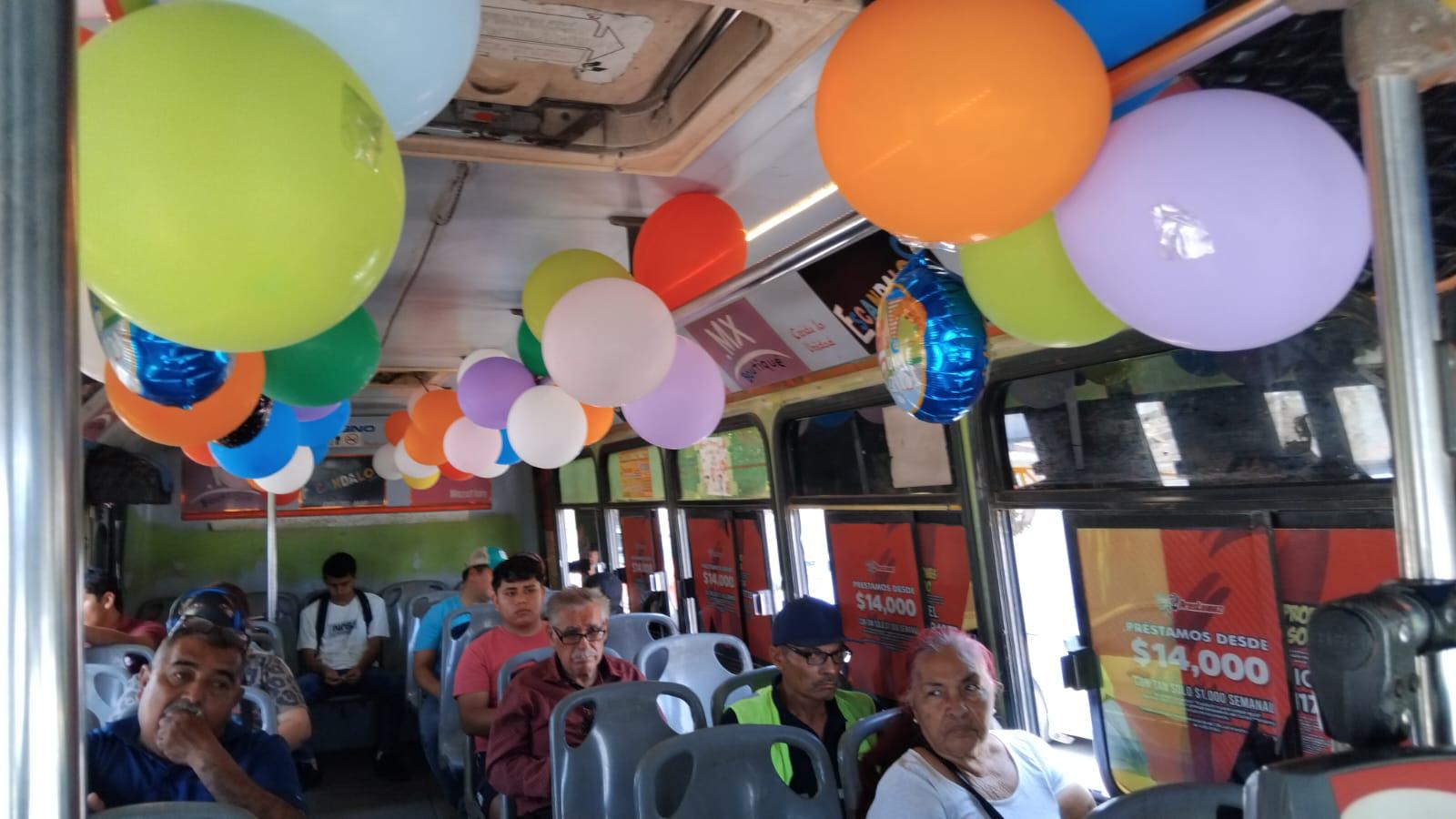 $!Antonio Ortega regala en su camión dulces a niñas y niños