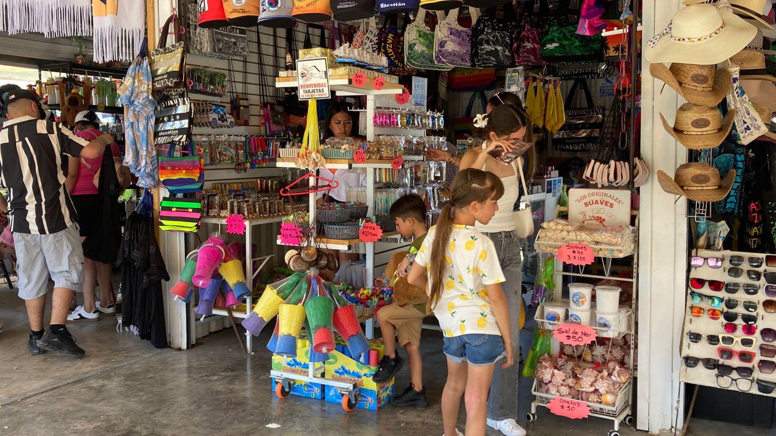 $!Comerciantes de artículos turísticos esperan repunte en ventas durante agosto en Mazatlán