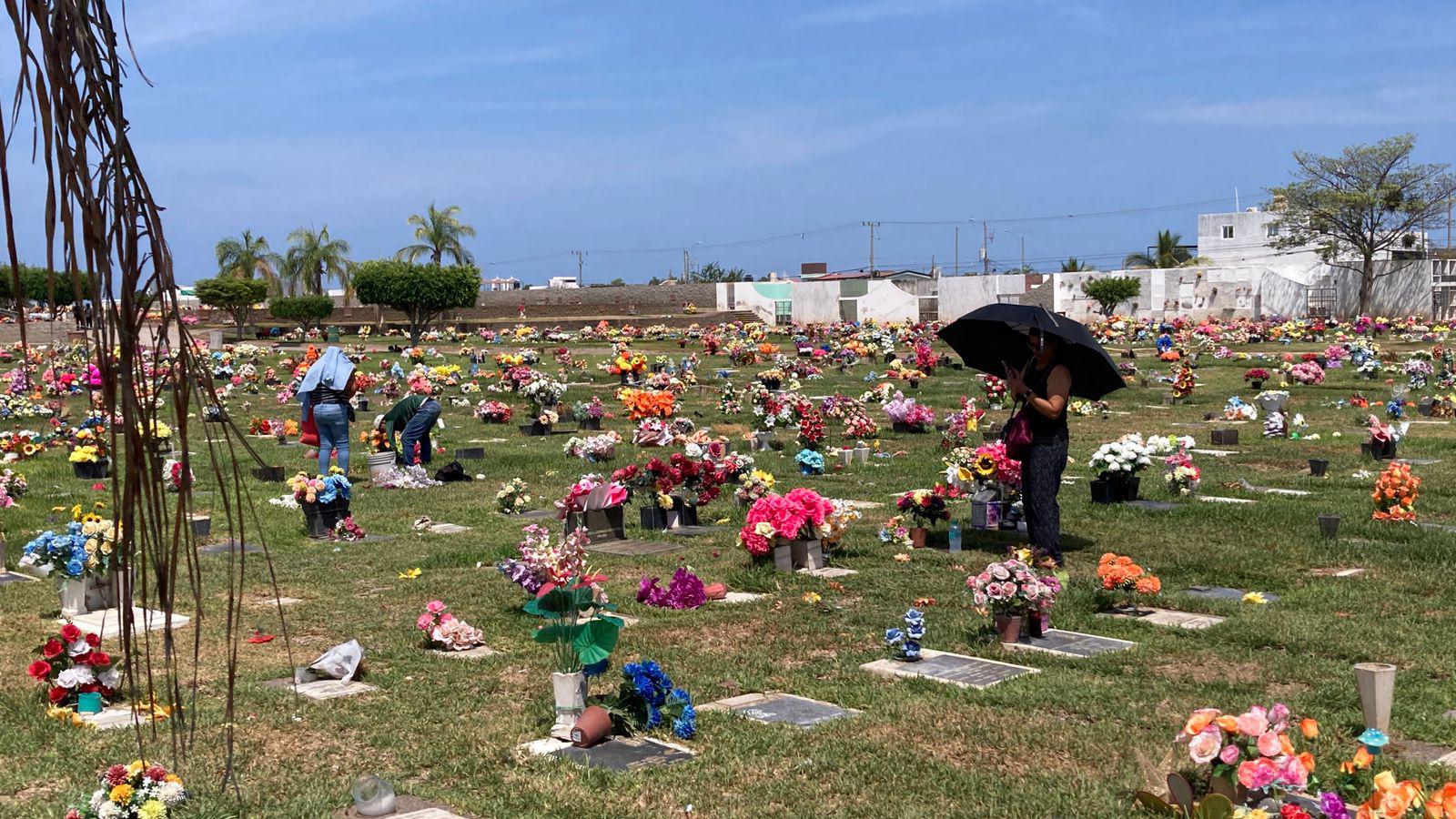 $!Familias mazatlecas acuden a panteones para hacer limpieza y arreglos previo al Día del Padre