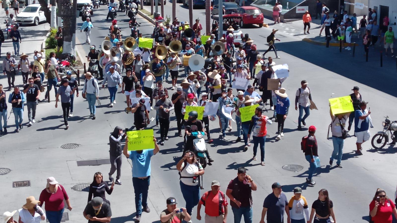 $!Se manifiestan músicos tocando y con marcha en plena zona turística