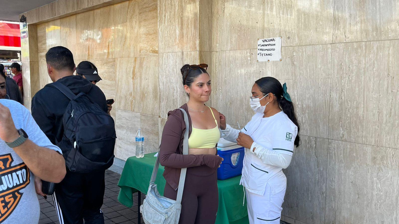 $!Mazatlecos se suman a nueva jornada de vacunación contra el sarampión del IMSS