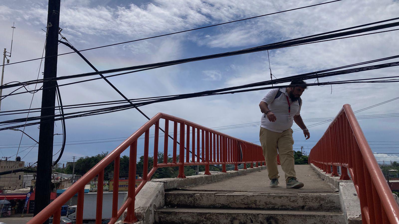 $!Cableado mal puesto sobre puente peatonal representa un riesgo en Urías