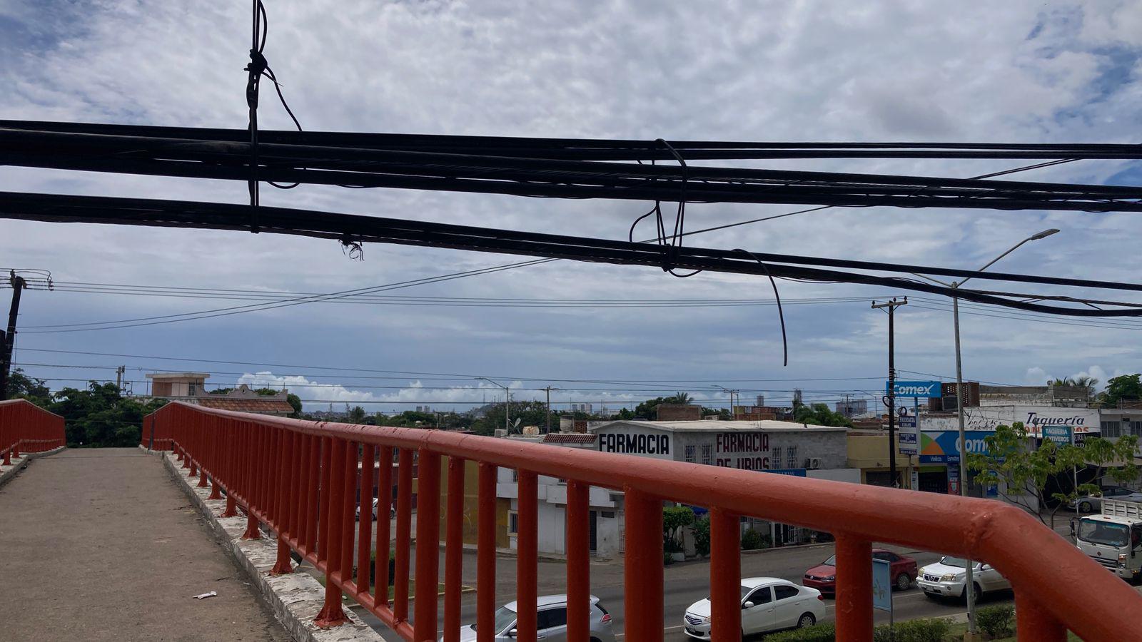 $!Cableado mal puesto sobre puente peatonal representa un riesgo en Urías