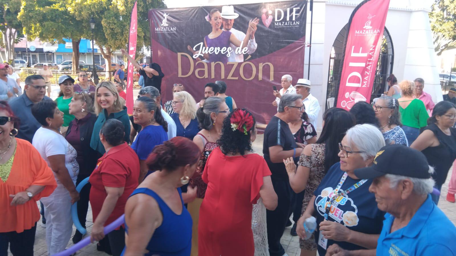 $!Alcaldesa de Mazatlán saca sus ‘pasos prohibidos’ en la Plazuela Zaragoza