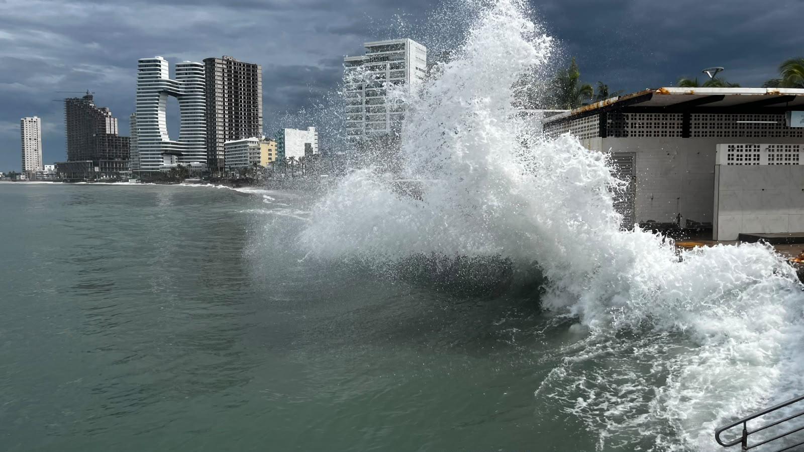 $!Se mantiene cierre de playas en Mazatlán ante fuerte oleaje; reportan afectaciones en hoteles y restaurantes