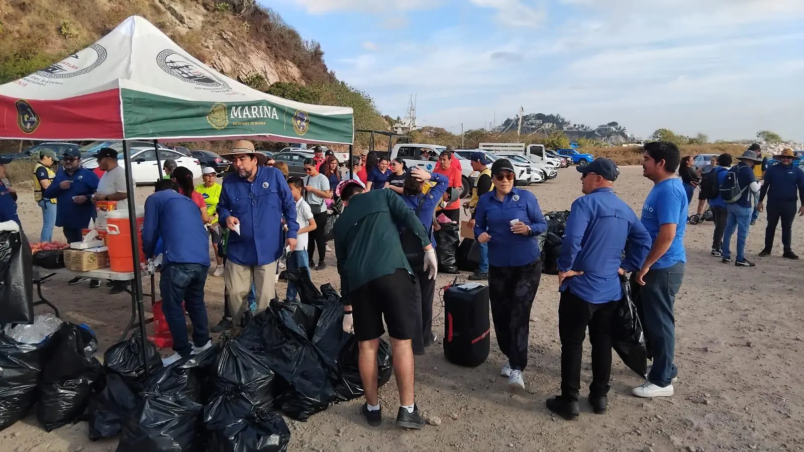 $!Unen esfuerzos para librar de basura la escollera del Faro Mazatlán