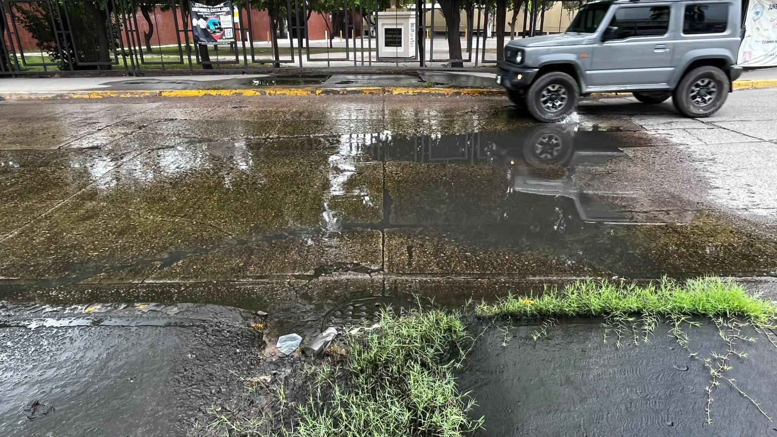 $!Reportan fuga de agua cerca de la Secundaria General 3, en Mazatlán