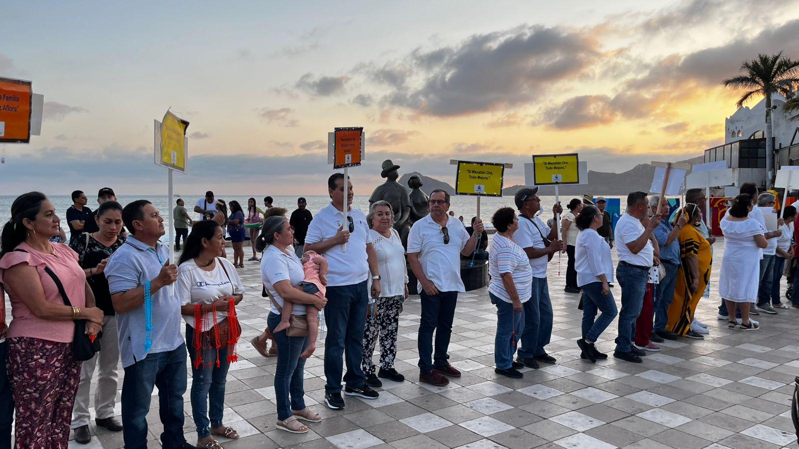 $!Cientos de fieles recorren el malecón de Mazatlán en una jornada de oración por la paz