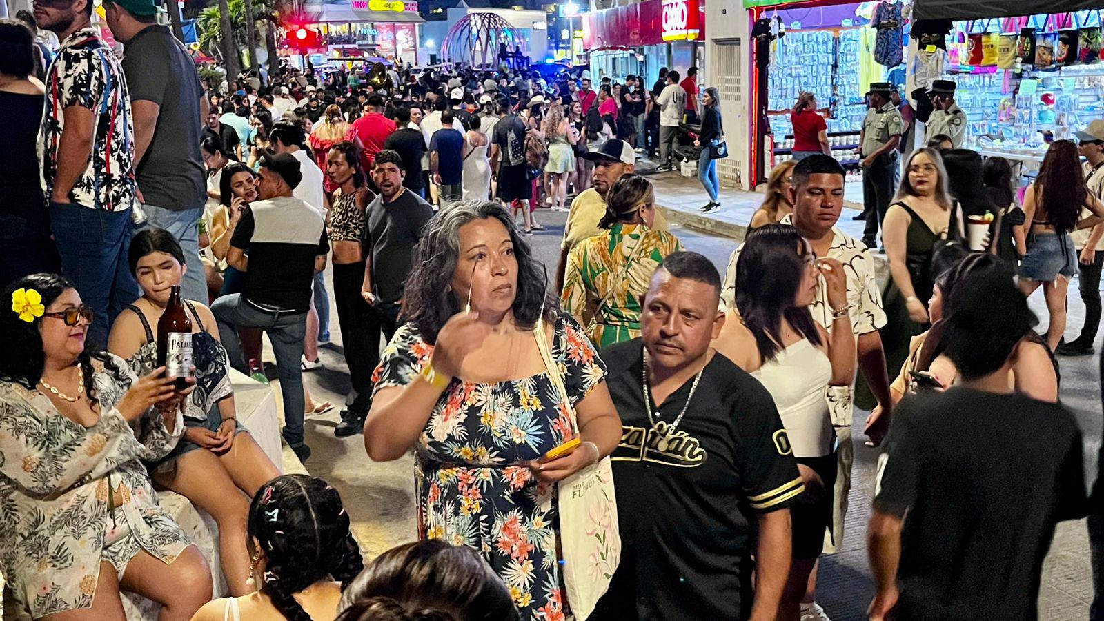 $!Reúne zona de las Letras de Mazatlán a cientos de personas durante el Viernes Santo