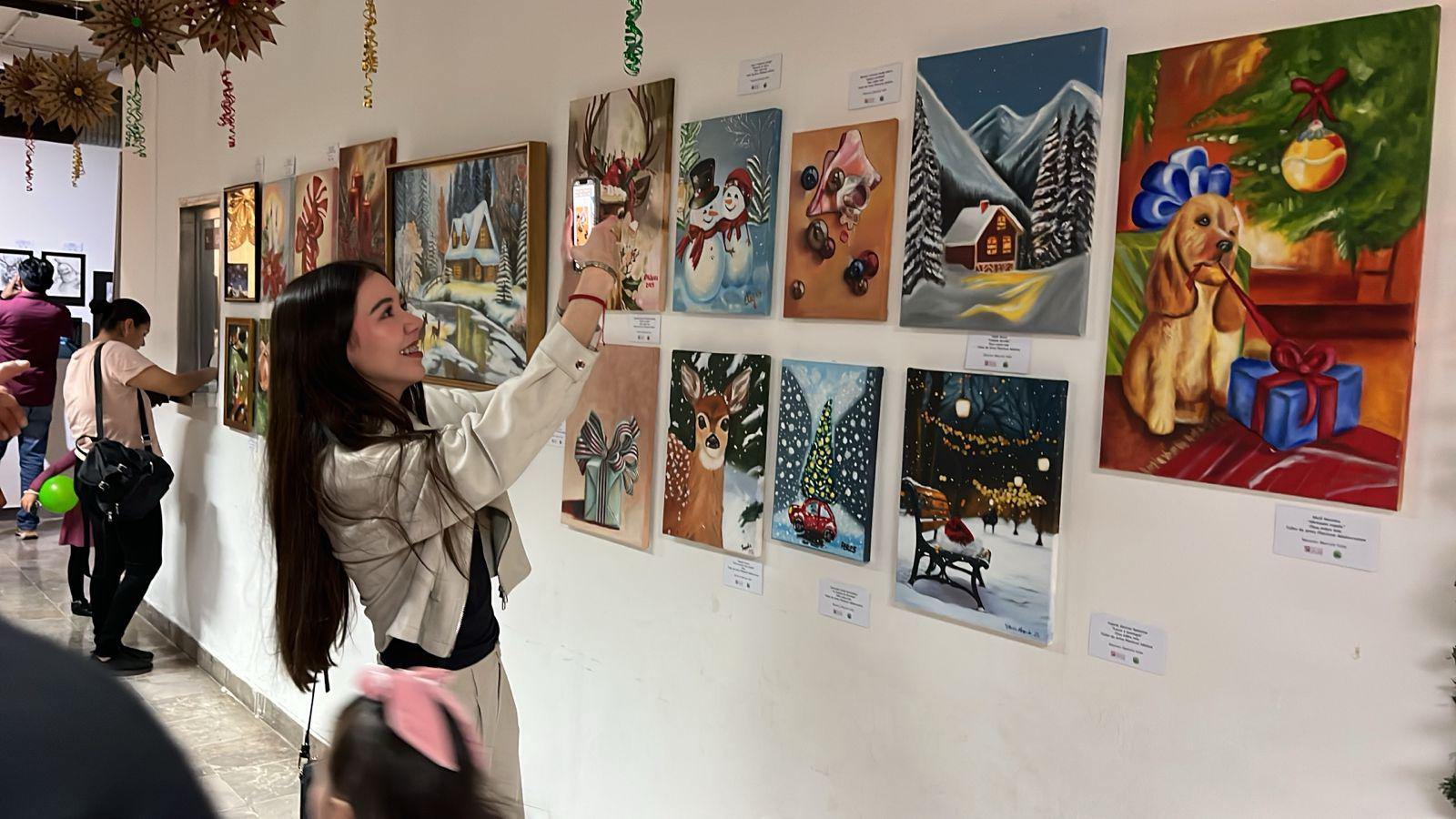 $!El público disfruta de la exposición.