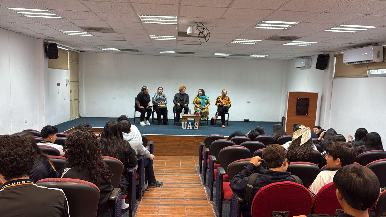 $!Las autoras invitaron a los estudiantes a acercarse a la lectura y a la creación literaria.