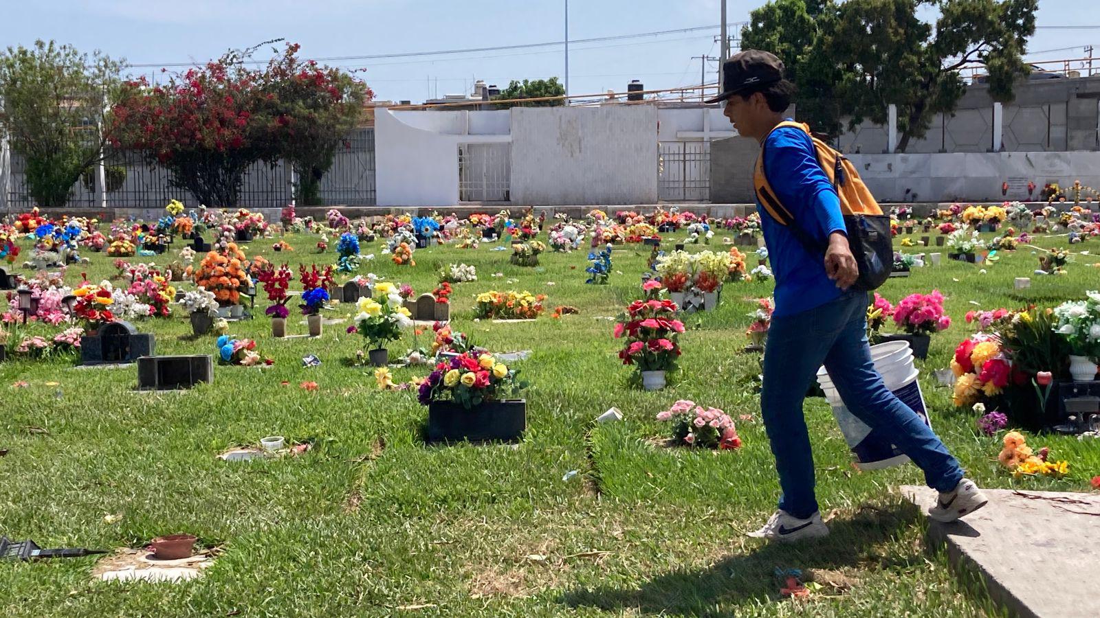 $!Familias mazatlecas acuden a panteones para hacer limpieza y arreglos previo al Día del Padre