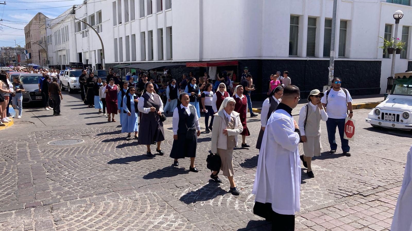 $!Piden católicos por la paz en Sinaloa y en México en procesión penitencial en Mazatlán