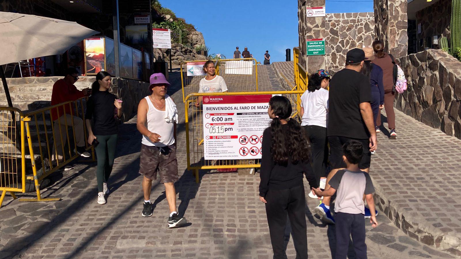 $!Decenas disfrutan la subida al Faro Mazatlán en domingo fresco