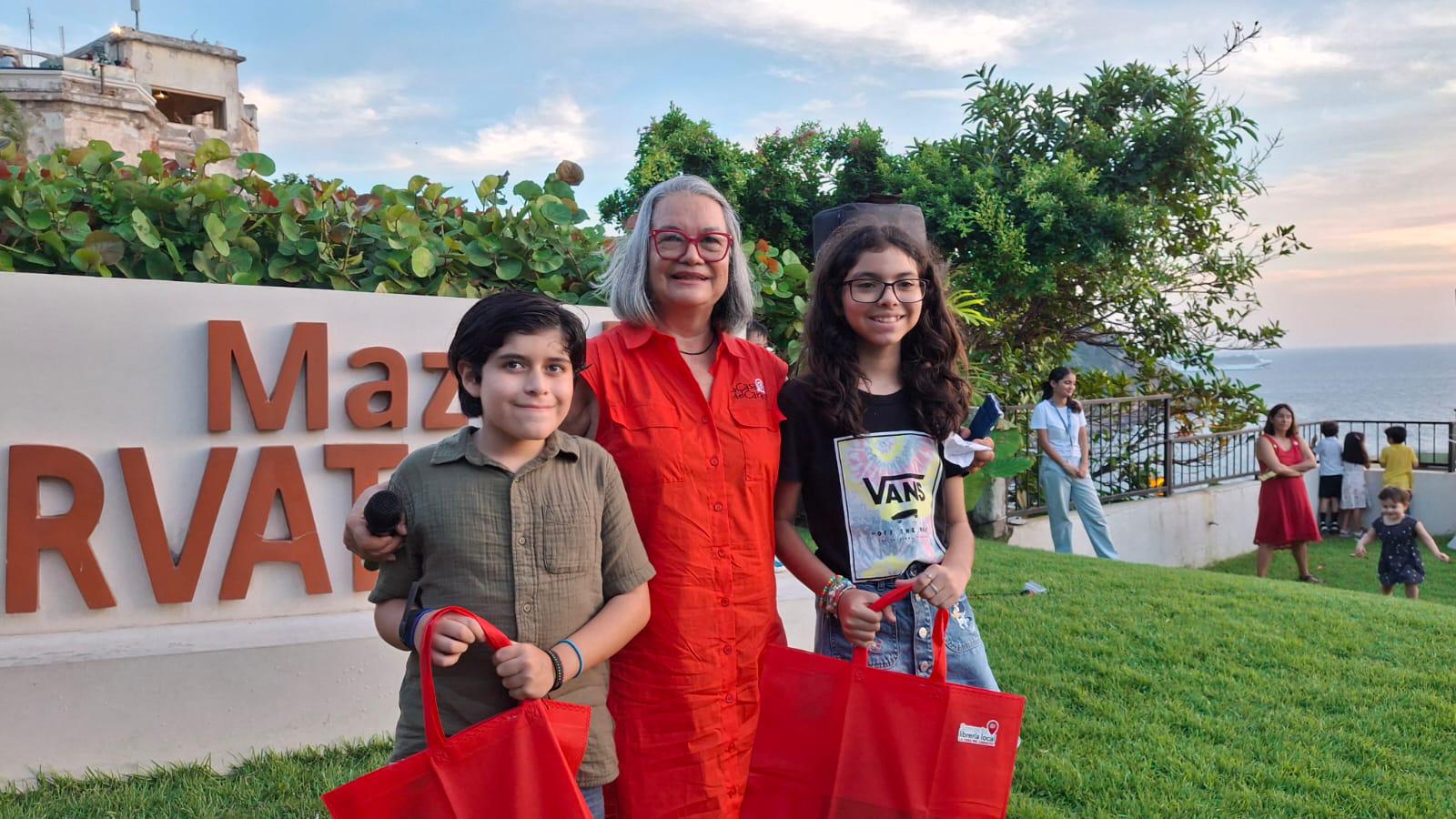 $!Matias y Valentina obtuvieron sus premios en la categoría de 9 a 12 años.
