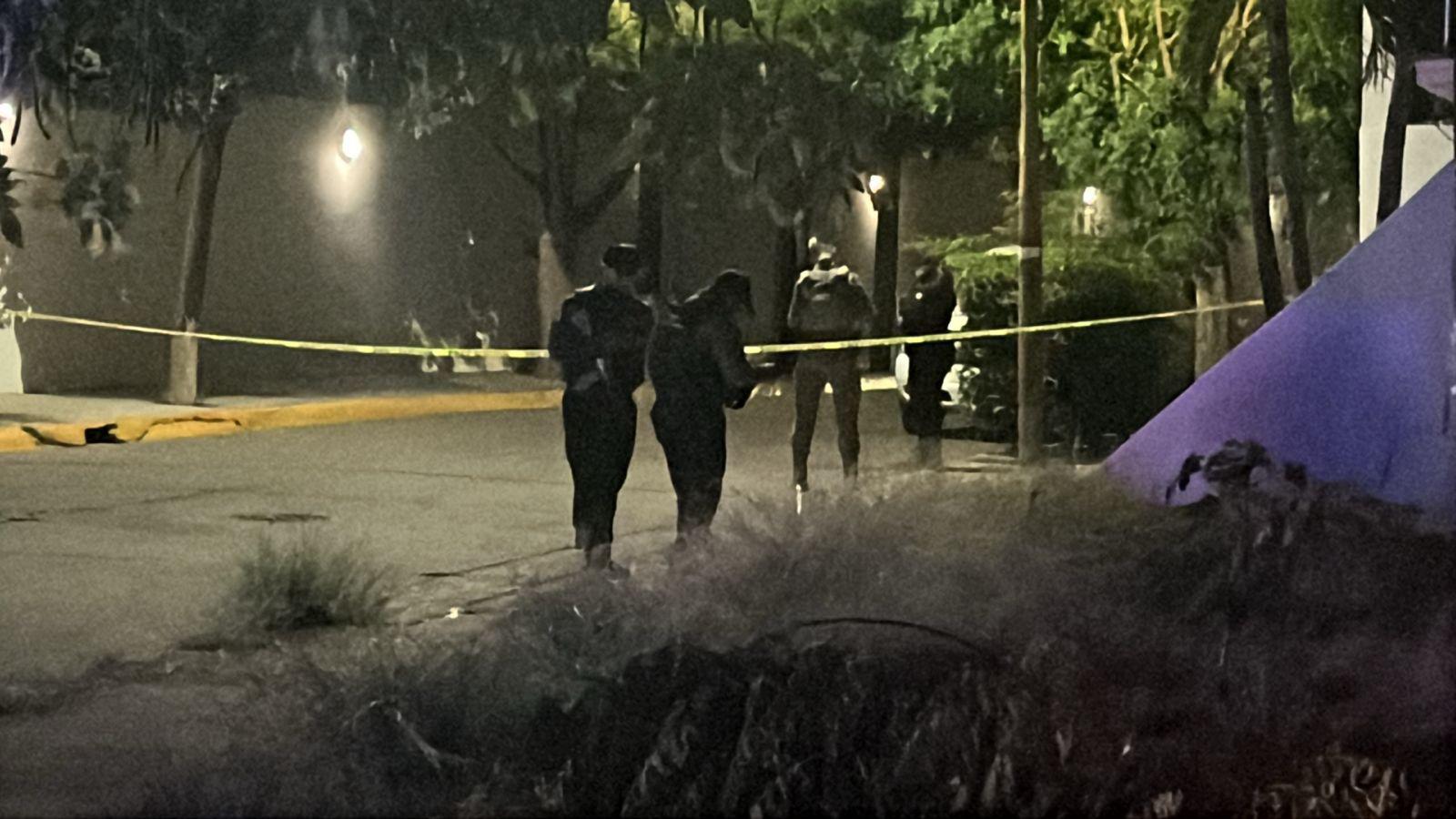 $!Hallan hombre asesinado y con mensaje frente a un colegio de la colonia Chapultepec, en Culiacán