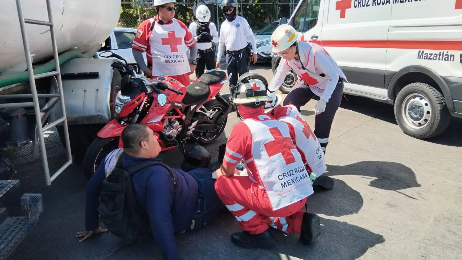 $!Motociclista lesionado tras chocar contra pipa en un retorno de la Gabriel Leyva en Mazatlán