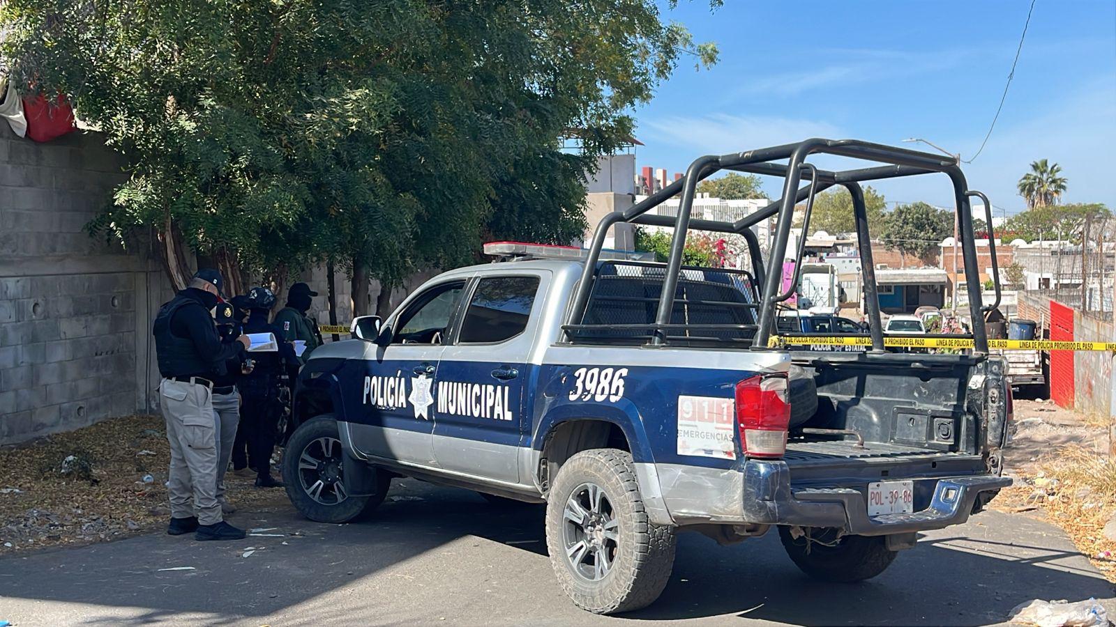 $!Localizan un hombre asesinado, con los pies y manos amarrados, en la colonia San Isidro, en Culiacán