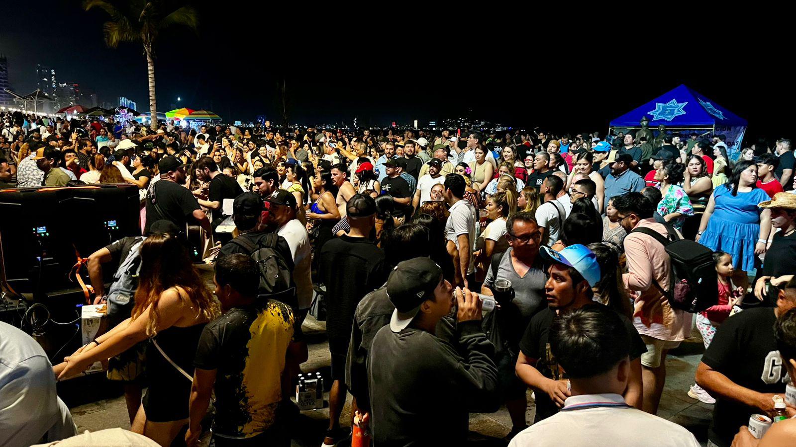 $!Cientos disfrutan de un ambiente festivo en Las Letras de Mazatlán por tercer día consecutivo