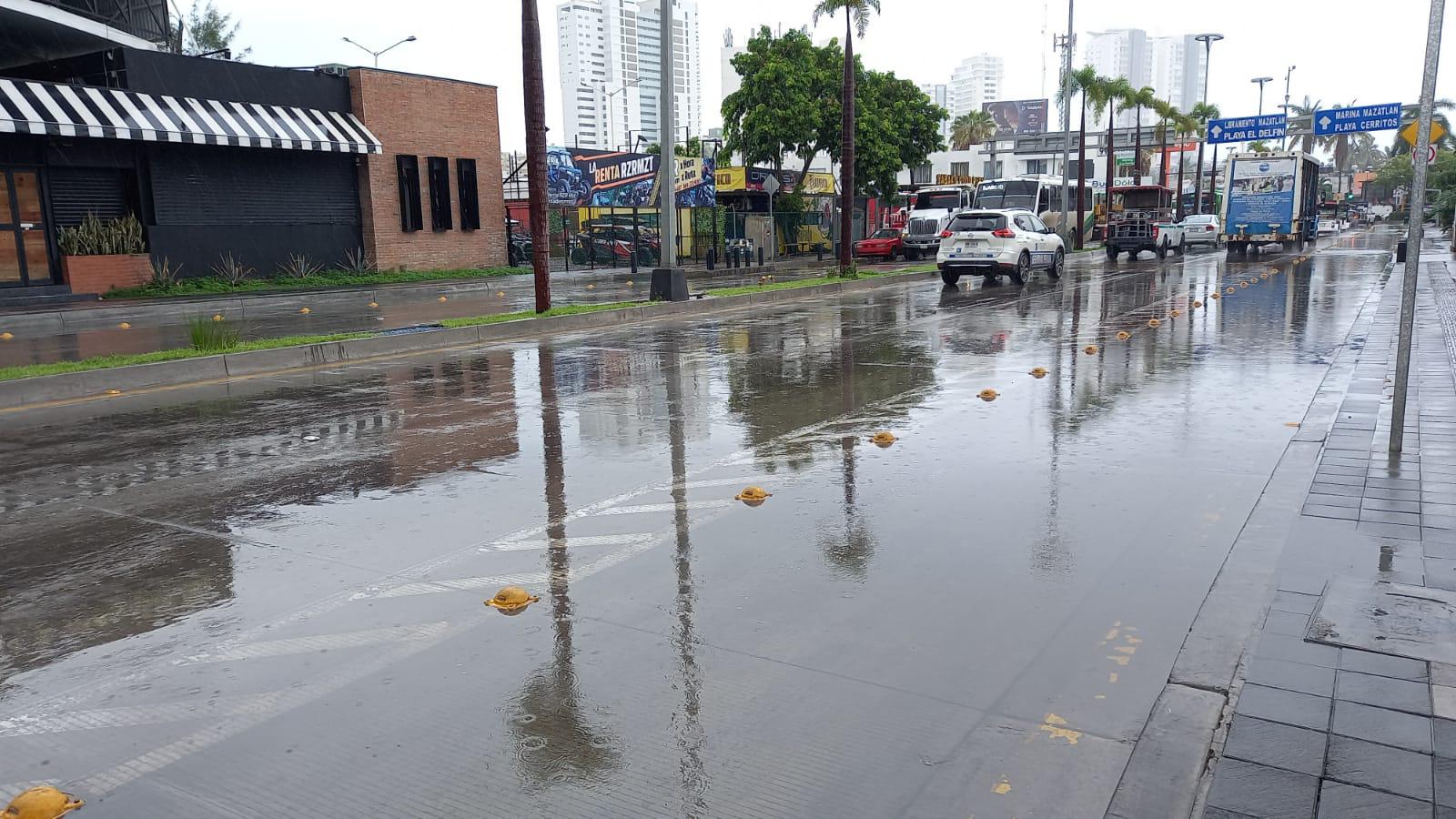 $!En Mazatlán las lluvias con fuertes vientos dejan vialidades encharcadas; no se reportan afectaciones, dice Protección Civil