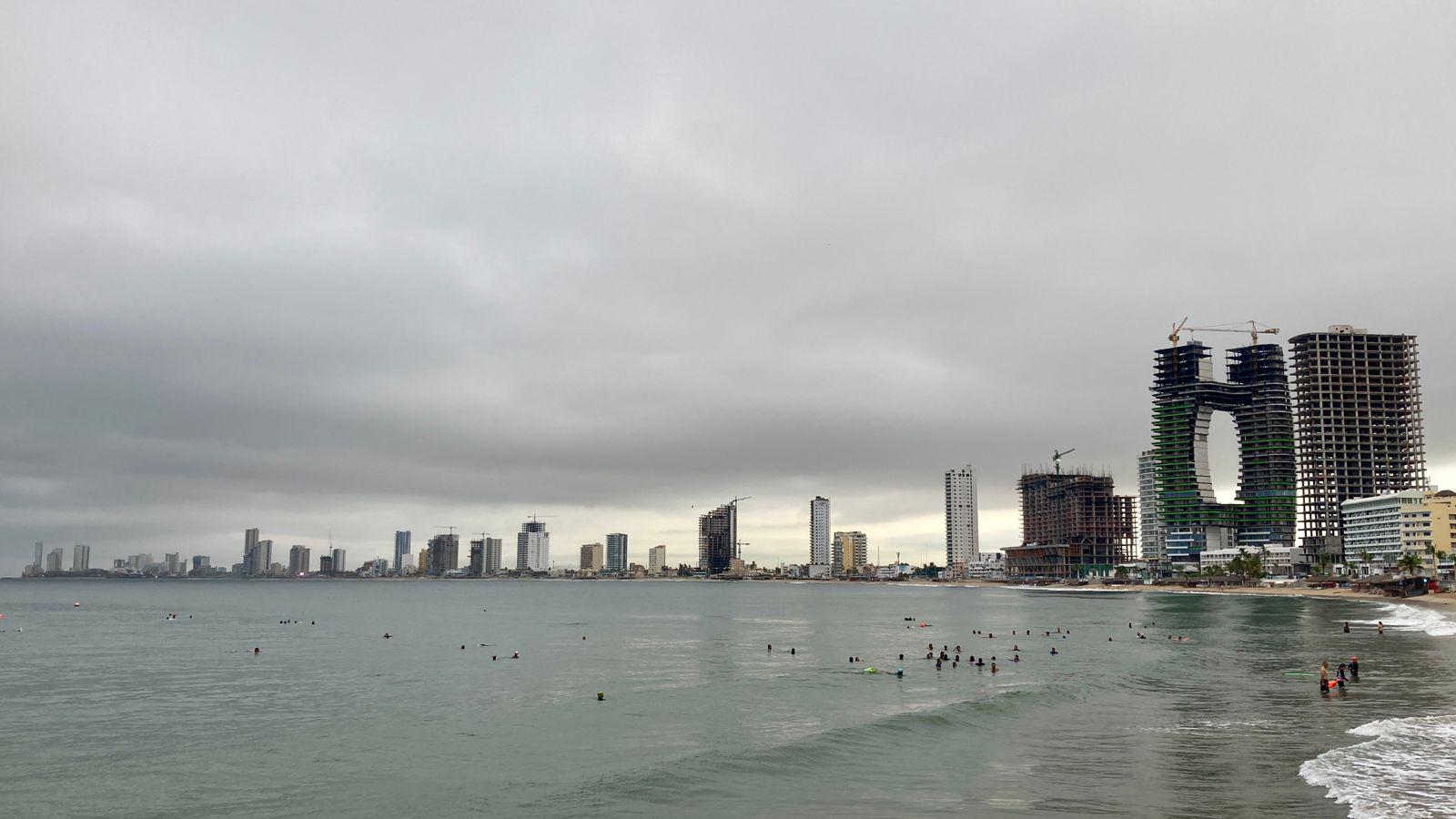 $!Oleaje fuerte y mantarrayas marcan el sábado en playas de Mazatlán