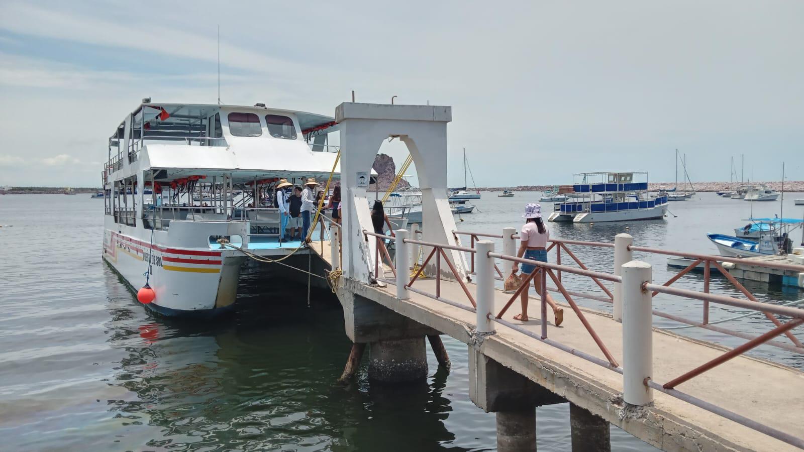 $!A pesar de la baja afluencia, turistas disfrutan de los paseos de catamarán en Mazatlán