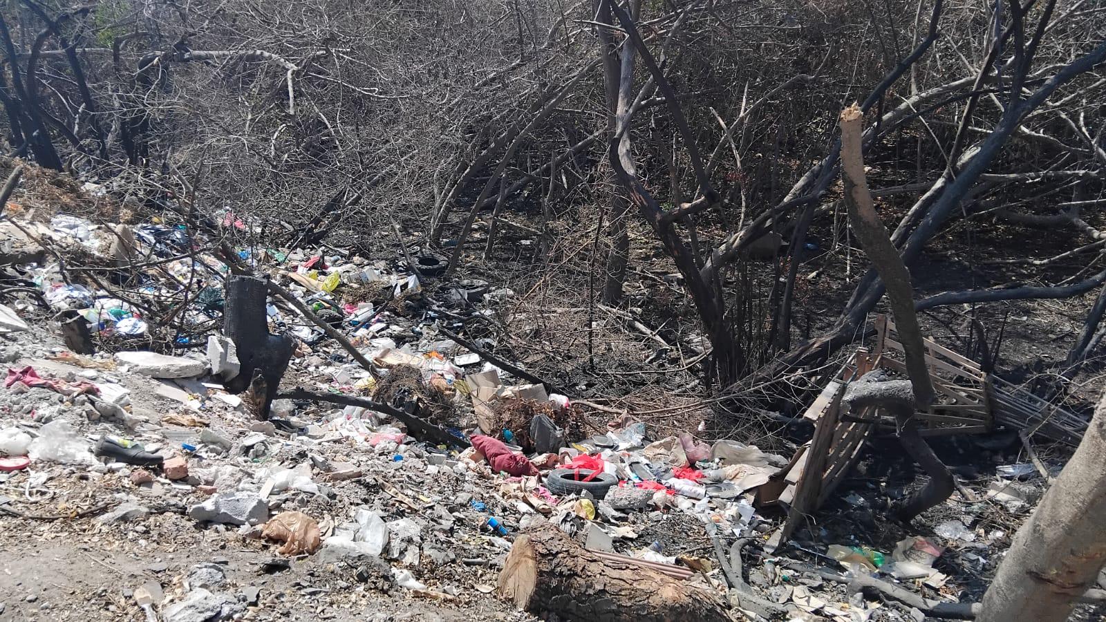 $!Entre basura e invasiones, el Estero del Infiernillo continúa en malas condiciones
