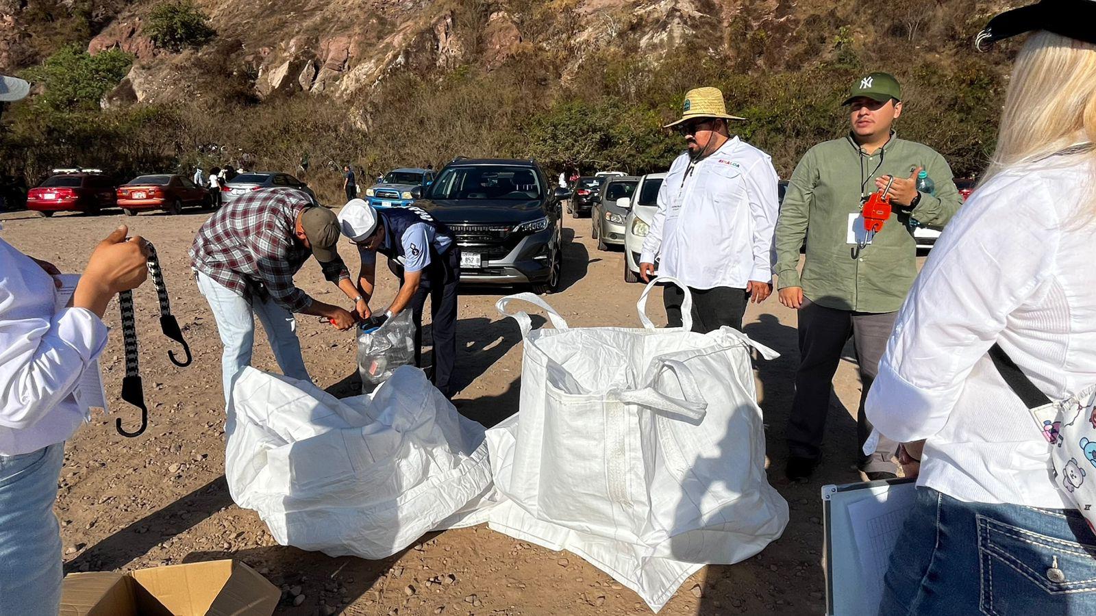 $!Recolectan más de 470 kilos de basura en jornada de limpieza en el Faro Mazatlán