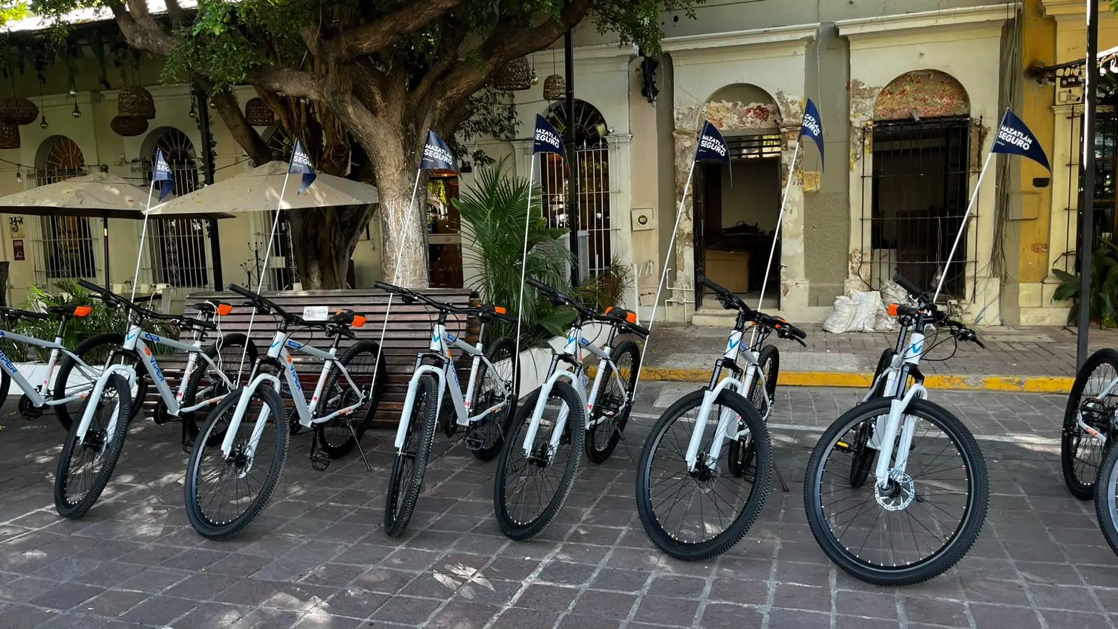 $!Entrega Gobierno de Mazatlán 50 bicicletas a fuerzas federales para patrullajes