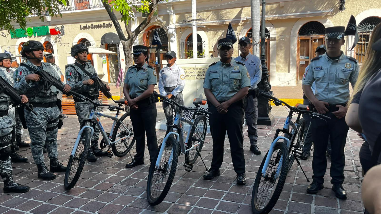 $!Entrega Gobierno de Mazatlán 50 bicicletas a fuerzas federales para patrullajes