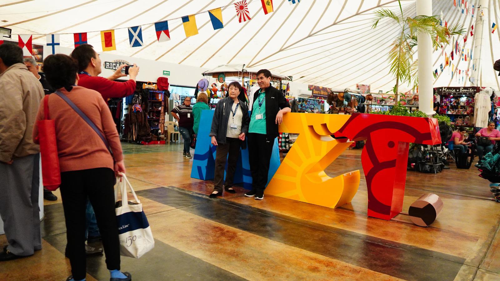 $!Llega más turismo a Mazatlán; arriba al puerto el crucero ‘Koningsdam’ con 3 mil 617 personas a bordo