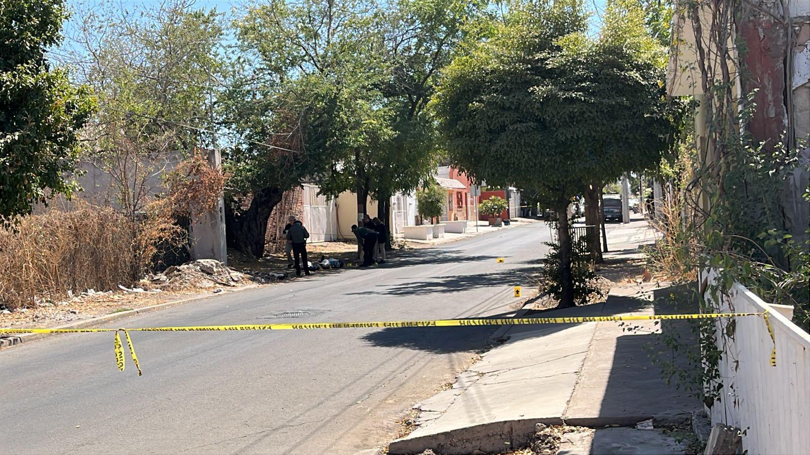 $!Hallan 3 cuerpos envueltos en bolsas en la colonia Tierra Blanca, en Culiacán