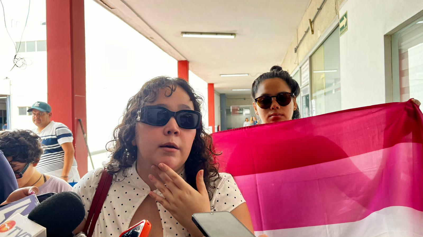 $!Se manifiestan en Mazatlán por trabas que sufrió matrimonio igualitario para registrar a su hija
