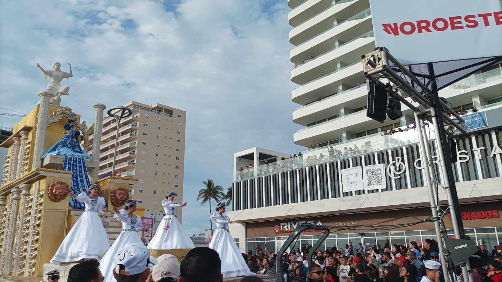 $!Se despide la realeza con emotividad en el segundo y último desfile del Carnaval de Mazatlán 2024
