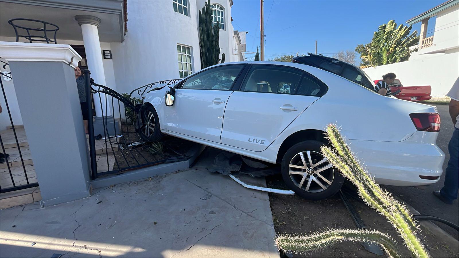 $!Choque múltiple deja una pareja lesionada y daños a vivienda y vehículos en La Campiña, en Culiacán