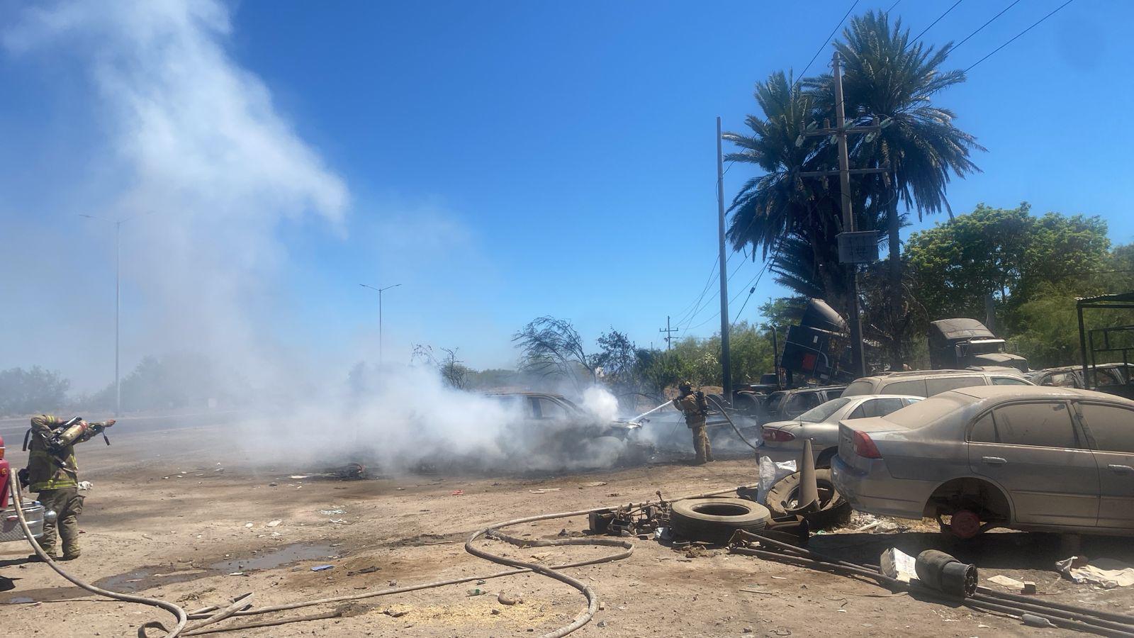 $!Incendio consume taller mecánico en Chávez Talamantes, Ahome; reportan siete autos calcinados