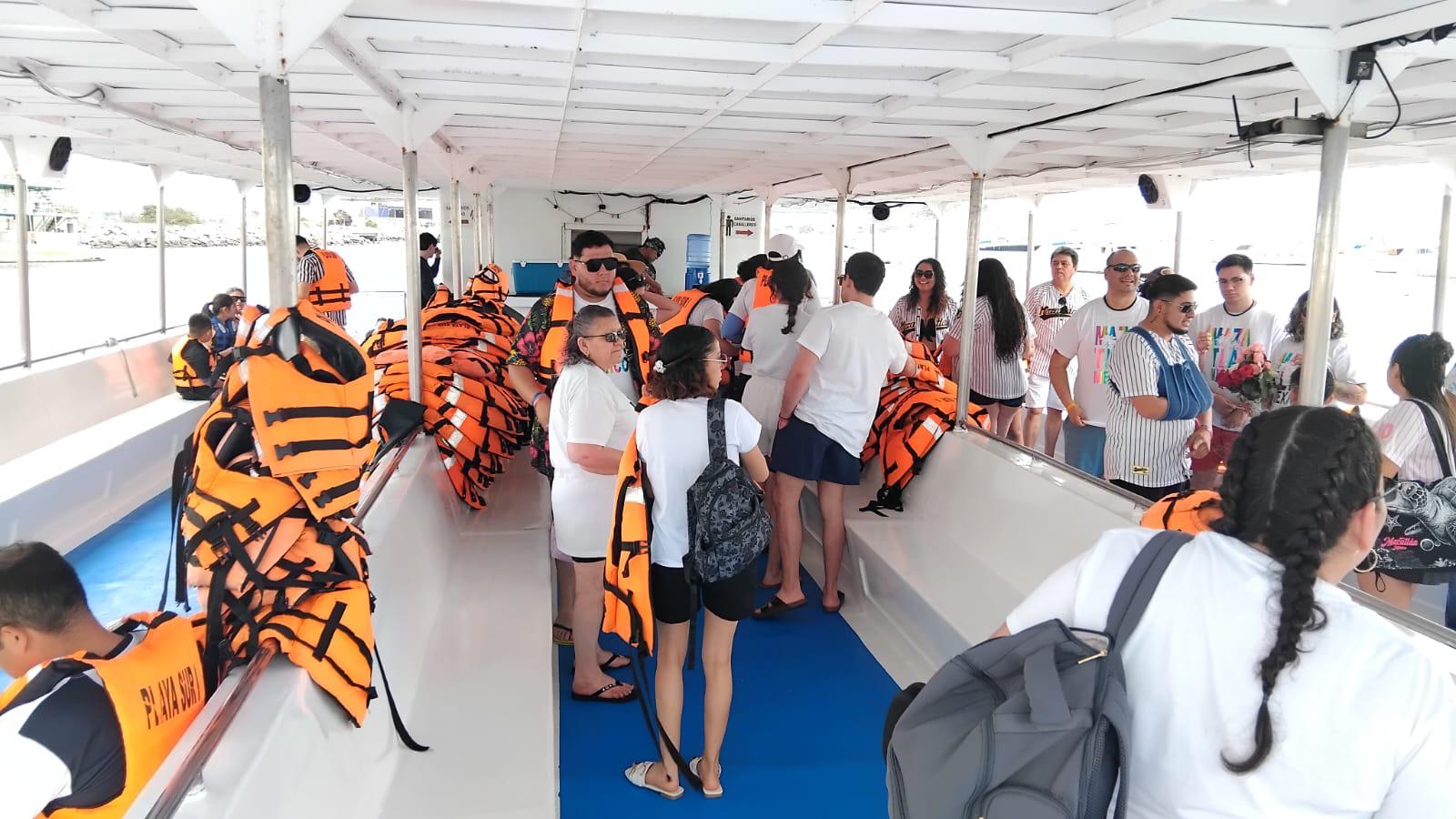$!Mantienen catamaranes actividad moderada en Mazatlán en espera de Semana Santa