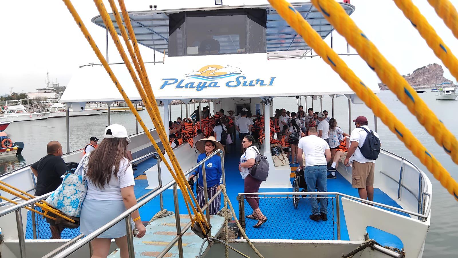 $!Mantienen catamaranes actividad moderada en Mazatlán en espera de Semana Santa