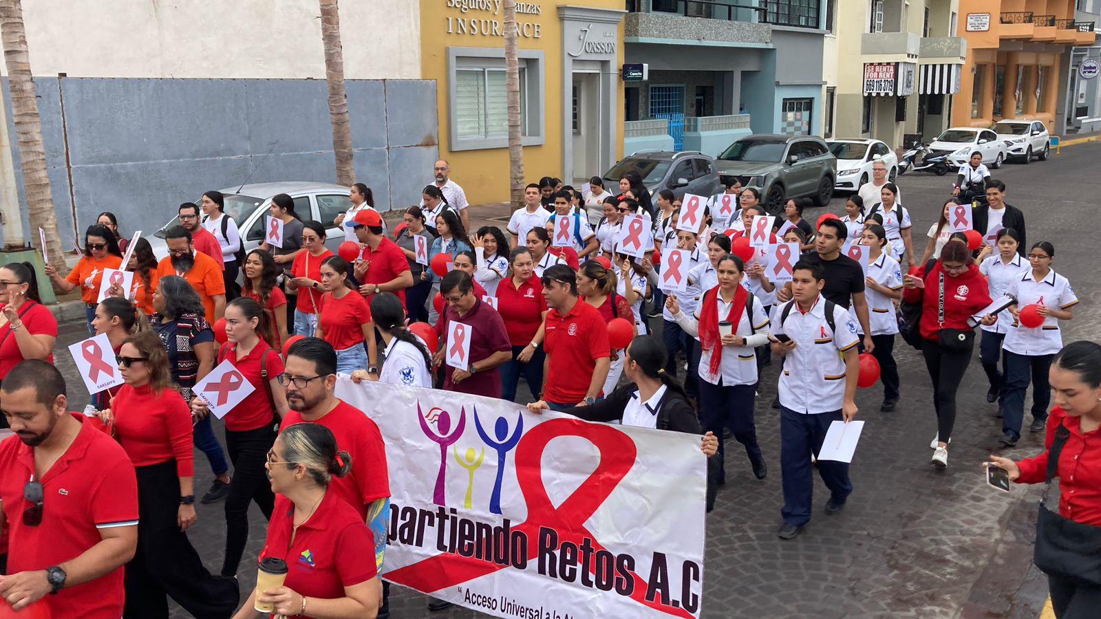 $!Marchan en Mazatlán por el Día Mundial de la Lucha contra el VIH/Sida