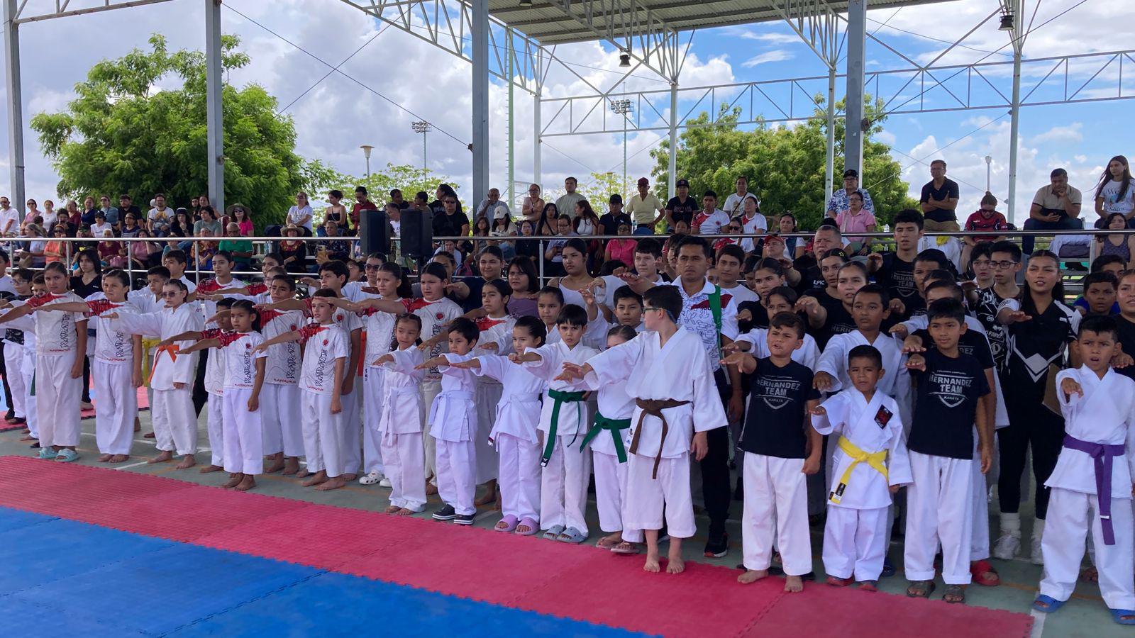 $!Los participantes rinde protesta en el acto inaugural.