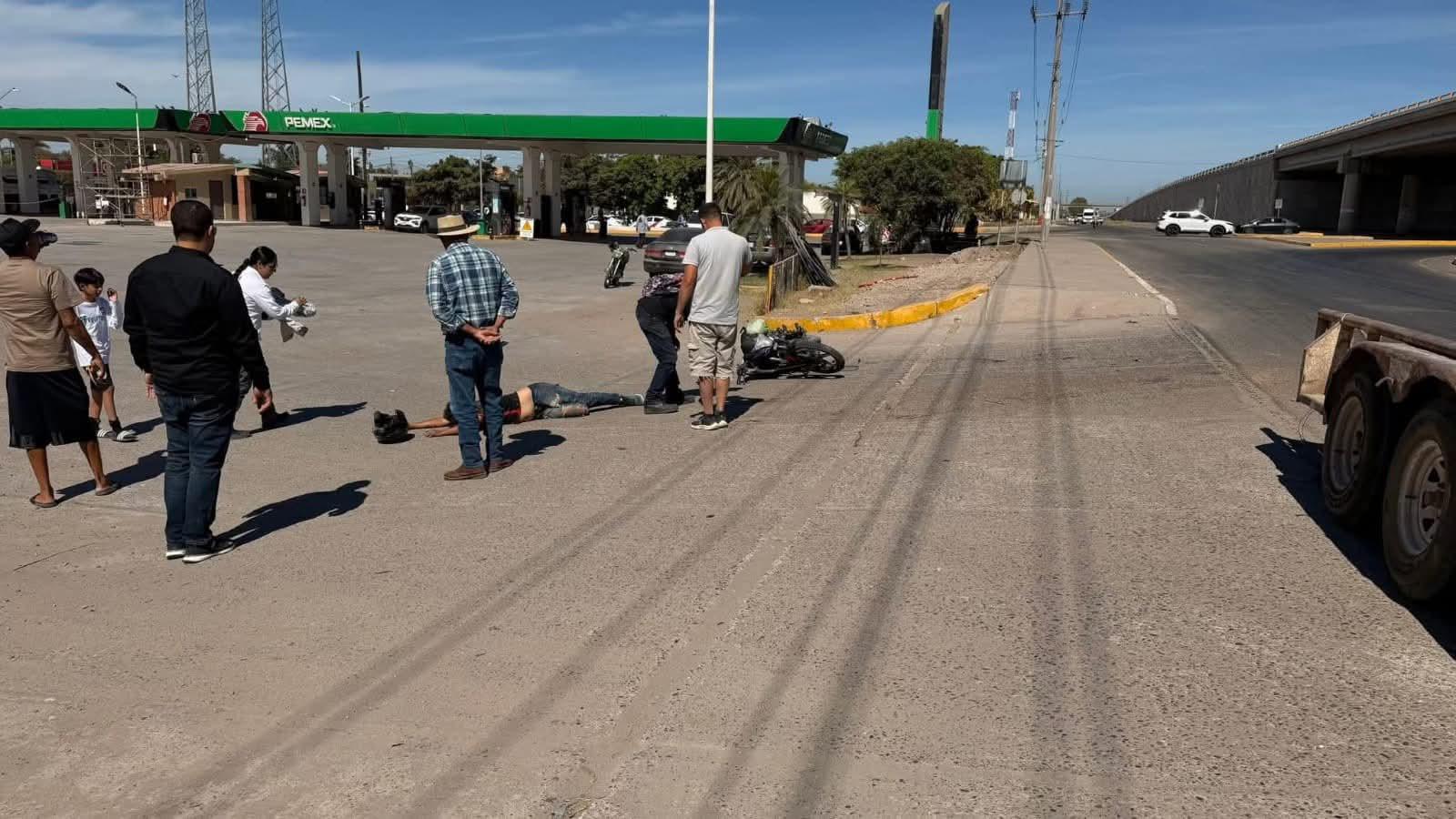 $!Fuerte colisión en Juan José Ríos deja a motociclista con severas fracturas