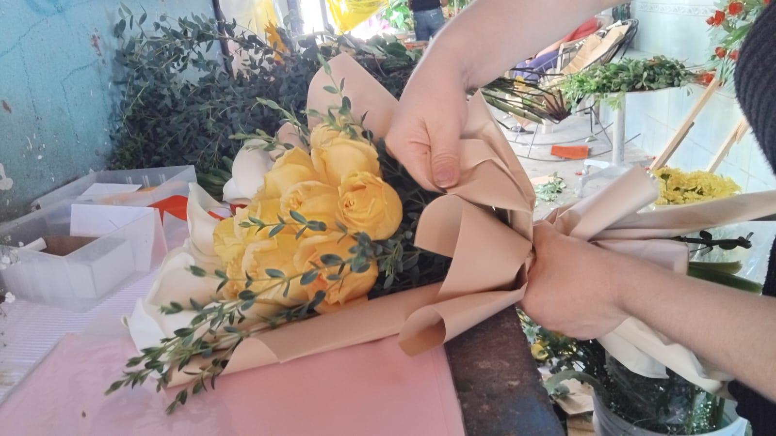 $!Se mantiene tradición de flores amarillas en Mazatlán pese a menos ventas