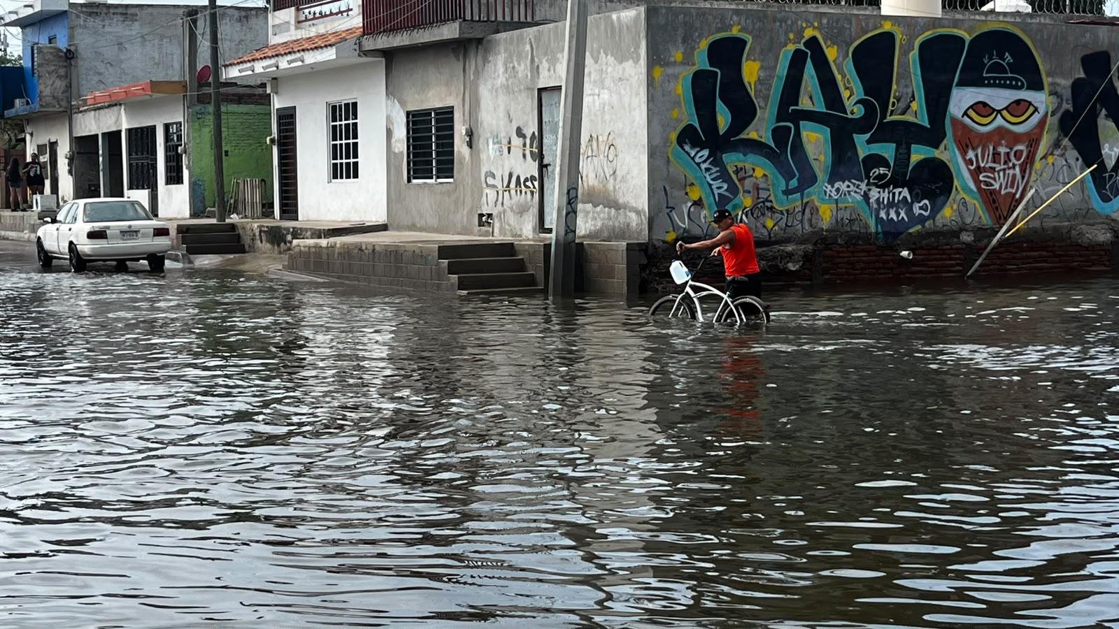 $!Se desborda el Arroyo Jabalines y afecta calles de la Colonia Estero, en Mazatlán