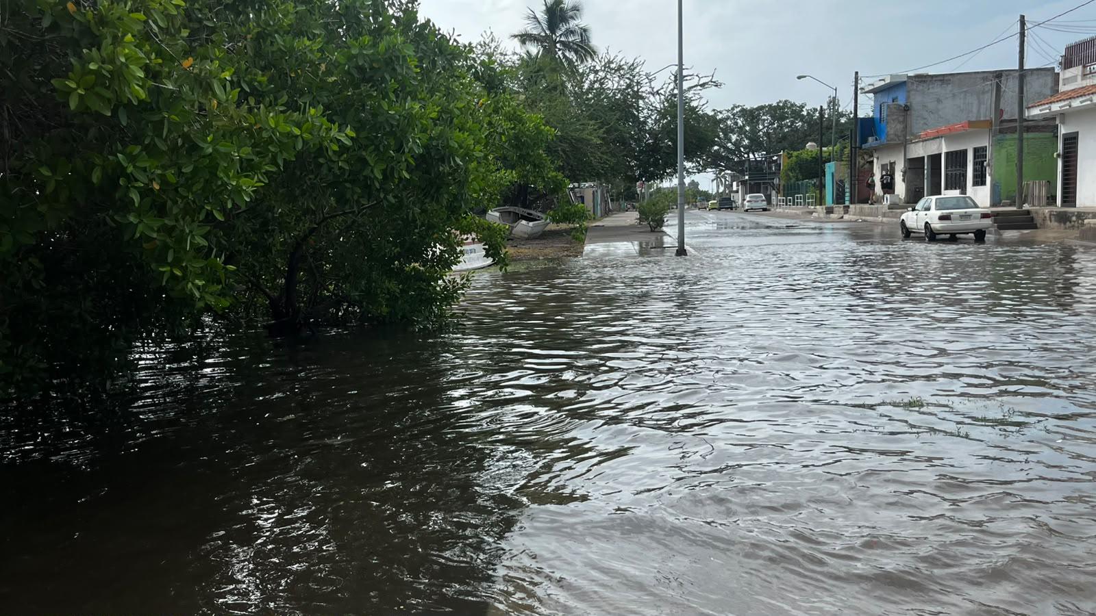 $!Se desborda el Arroyo Jabalines y afecta calles de la Colonia Estero, en Mazatlán
