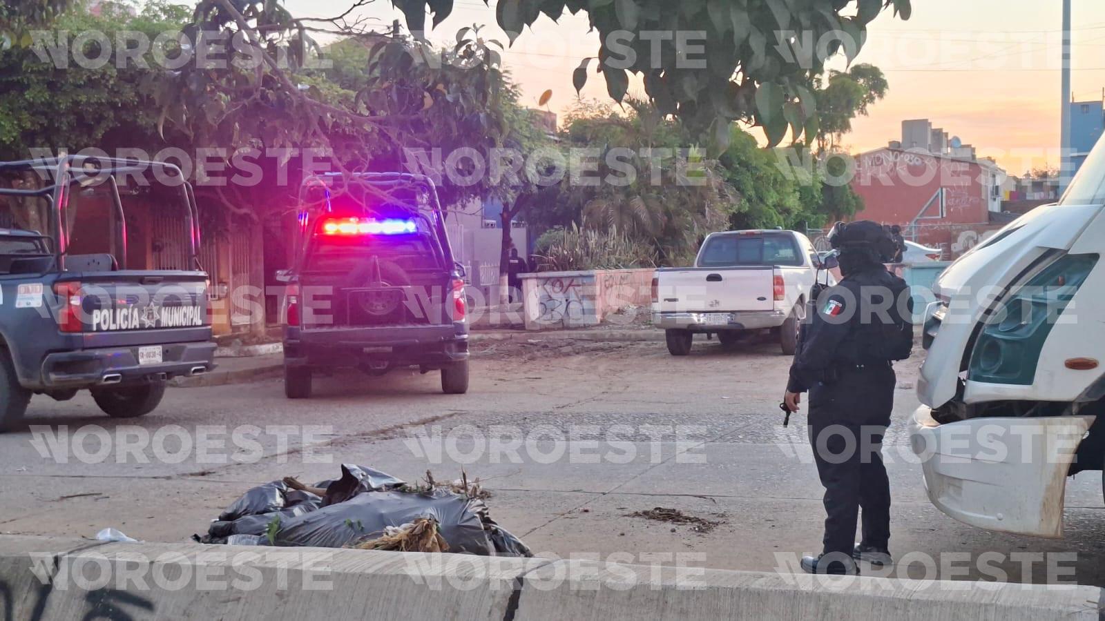 $!Tras persecución Policías municipales detienen a dos motociclistas en el Infonavit Alarcón de Mazatlán