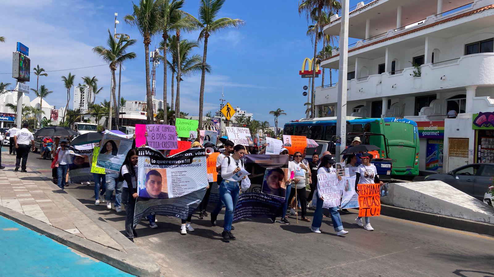 $!Marchan familiares de María Cecilia, Juan Carlos, Martín Rubén y Luis Antonio, desaparecidos en Mazatlán