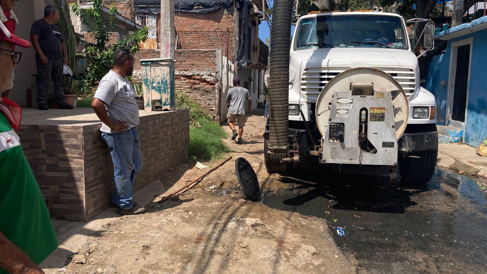 $!Con protesta y bloqueo vial, vecinos de Anáhuac y Jesús García obligan a Jumapam a atender fuga de aguas negras
