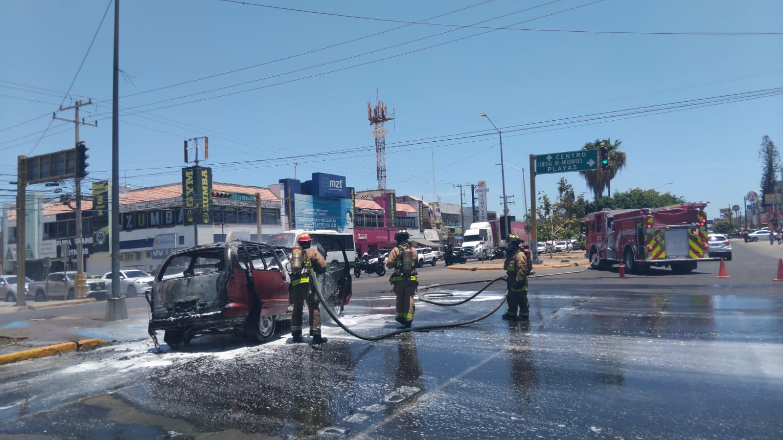 $!Explota camioneta en Ejército Mexicano y moviliza a cuerpos de emergencia en Mazatlán