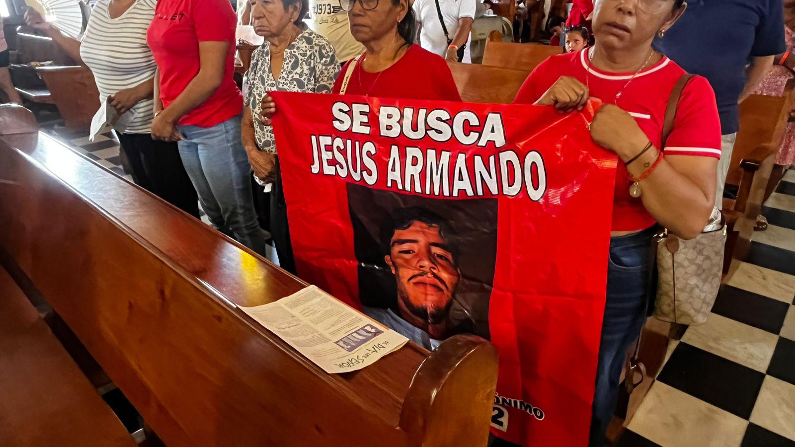 $!Elevan plegaria por sus desaparecidos en Catedral de Mazatlán