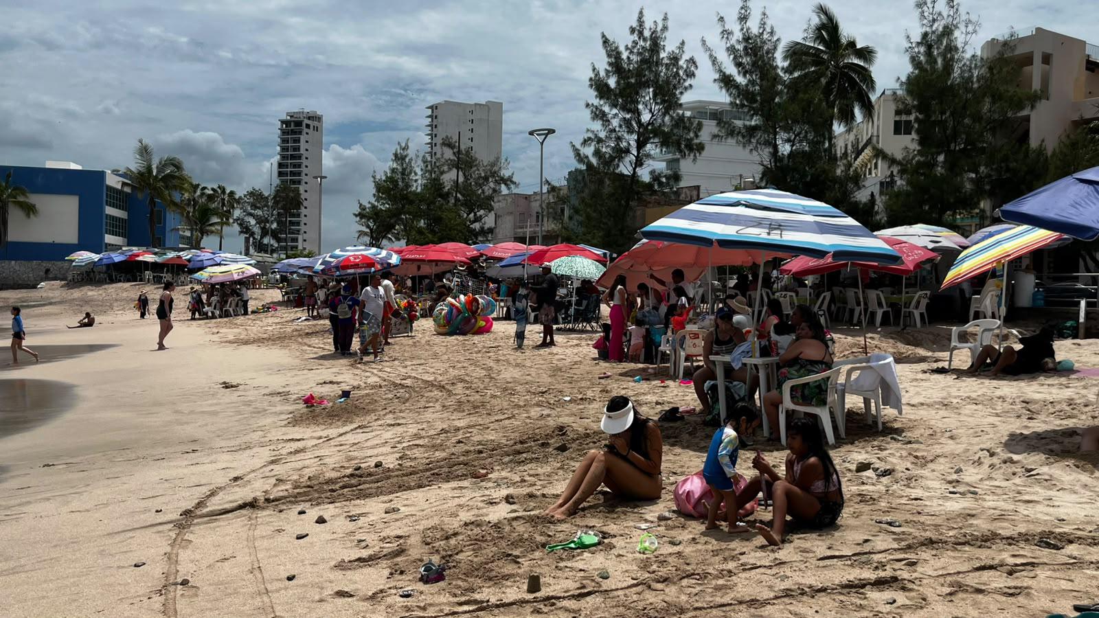 $!Disfrutan bañistas entre aguas negras y menos saturación de Playa Pinitos